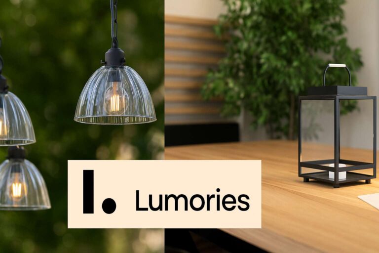 Dekorativna unutarnja i vanjska rasvjeta iz ponude Lumories.hr – visilice, svjetiljka i lanternica na drvenom stolu. Lumories rasvjeta