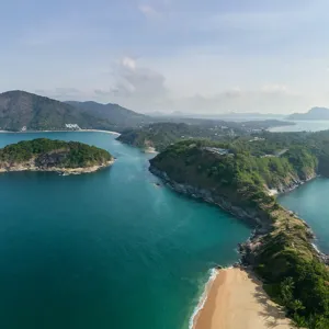 Aerial pogled na obalu Phuketa s tirkiznim morem i pješčanom plažom